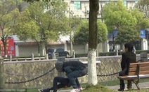 Sốc video người Trung Quốc dửng dưng nhìn trẻ bị bắt cóc