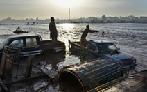 Video mưa lũ cuốn trôi cầu ở Pakistan, 92 người chết