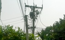 Bất lực nhìn một công nhân bị điện giật dính trên cột