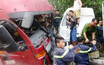 Phá cabin cứu tài xế bị kẹt trong xe đầu kéo