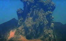 Núi lửa Nhật bất ngờ phun cột tro khói cao 3,5km