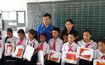 Anh Lê Quốc Phong tặng quà cho học sinh nghèo, mẹ VN anh hùng