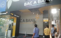 ​Bảo vệ ngân hàng Bắc Á bị cửa cuốn kẹp chết