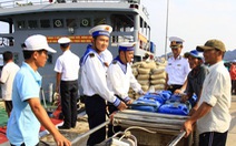 Tàu hải quân chở nước "giải hạn" cho dân đảo Bình Ba
