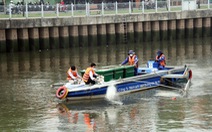 Đổ 25 tấn hóa chất ngăn cá chết trên kênh Nhiêu Lộc - Thị Nghè