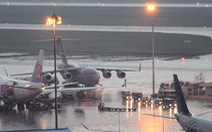 Máy bay C17 không quân Mỹ xuống Tân Sơn Nhất trong mưa lớn