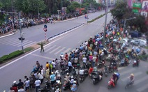Người Hà Nội đứng chật kín đường chờ Tổng thống Obama đi qua