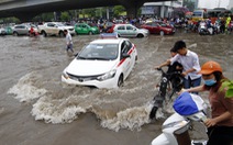 Đường phố Hà Nội tê liệt vì ngập nặng sau mưa