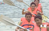 Song đấu: xem clip 4 cô gái thắng HLV chèo thuyền Kayak
