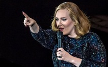 Adele trách phiền fan quay phim tại buổi trình diễn của cô