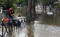 Paris chìm trong nước