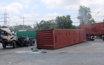 Một thùng container làm hai xe đầu kéo lật trong buổi sáng