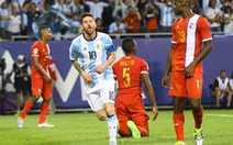 Messi ghi hat-trick, Argentina giành vé vào tứ kết