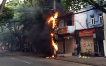 Clip trụ điện phát nổ, cháy ngùn ngụt ngay trung tâm Hà Nội