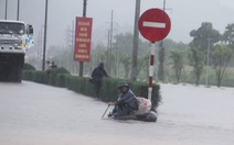 Quảng Ninh mưa lớn, dân vượt quốc lộ bằng phao