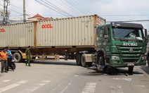 Mẹ nằm dưới bánh xe container, bé 4 tuổi gào khóc thảm thiết