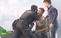 Xúc động hình ảnh cảnh sát Thổ bảo vệ lính đảo chính