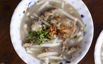 Ăn bánh canh bột xắt thịt vịt xứ dừa