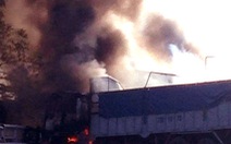 Xe tải và xe container tông nhau, bốc cháy, kẹt xe 30km