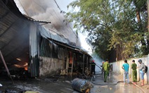 300 học sinh sơ tán vì xưởng nệm mút bốc cháy