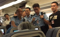Khách Trung Quốc bị bắt vì tạt nước cam vô tiếp viên