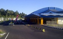 Động đất khiến núi lửa phun, 2 sân bay Indonesia đóng cửa