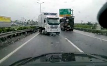 Clip xe tải to đùng thản nhiên chạy ngược chiều