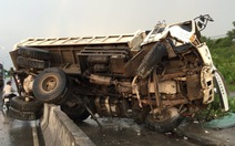 Xe tải lật trên cầu Phú Mỹ, nhiều người suýt chết