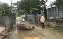 Dân chặn xe cá chạy vào cơ sở gây ô nhiễm của người Trung Quốc