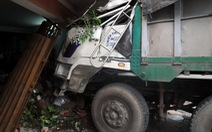 Xe tải tông sập nhà dân giữa trung tâm TP Biên Hòa