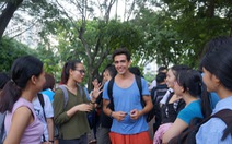 “Trò chuyện với du khách - Talking with the tourist”