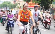 Các đại sứ cùng 1.000 bạn trẻ đạp xe vì cộng đồng LGBT