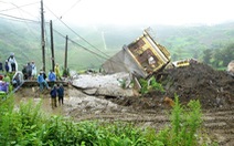 Sạt lở phá hủy 3 nhà, tắc đường Lào Cai đi Lai Châu