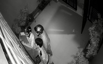 Phá cửa trộm tài sản giữa đêm bị camera ghi lại