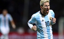 Messi ghi bàn giúp 10 cầu thủ Argentina đá bại Uruguay