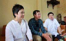 Xạ thủ Hoàng Xuân Vinh tặng quà người khuyết tật huyện Đông Anh