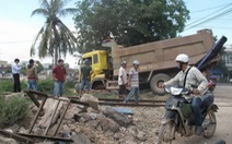 Xe ben lao vào tàu hỏa, tài xế thoát chết trong gang tấc