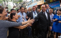 Chùm ảnh Tổng thống Pháp dạo phố cổ cùng GS Ngô Bảo Châu