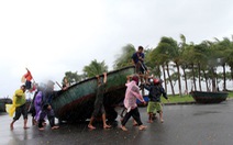 Ngư dân Đà Nẵng thuê xe cẩu tàu lên bờ tránh bão