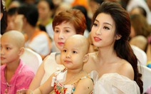 Hoa hậu Mỹ Linh vui Tết Trung thu với bệnh nhi