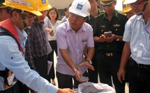 Lấy mẫu kiểm tra 168 tấn bùn Formosa nhập từ Trung Quốc