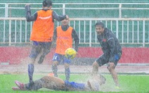 ​Đội tuyển bóng đá VN “khổ” vì mưa