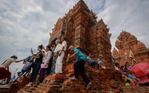 Chùm ảnh muôn kiểu “bức tử” tháp cổ Pô Klong Garai