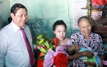 Chủ tịch Đà Nẵng đến nhà trao giấy khai sinh