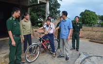 Thượng tá biên phòng đi xin xe đạp cho học trò nghèo