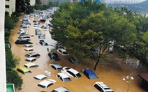 Video nhà, ôtô trôi như thuyền giấy trong mưa bão ở Hàn Quốc