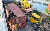 Xe container rơi thùng trên dốc cầu Nguyễn Văn Cừ