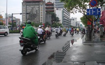 Ướt đầm suốt đêm, mưa lại nắn gân Sài Gòn từ sáng sớm