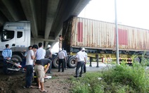 Xe container mắc kẹt dưới gầm cầu cao tốc