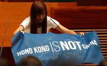 Nghị sĩ Hong Kong nổi giận, chửi Trung Quốc tại lễ tuyên thệ